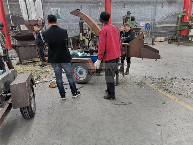 移动式园林树枝粉碎机客户现场参观试机