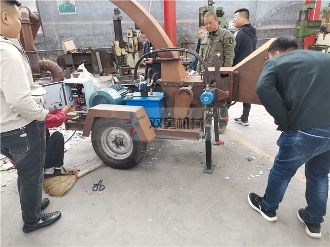 移动式园林树枝粉碎机客户现场参观试机