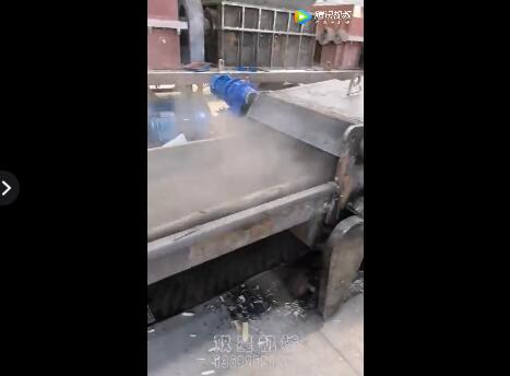 模板破碎机视频破碎树枝树干