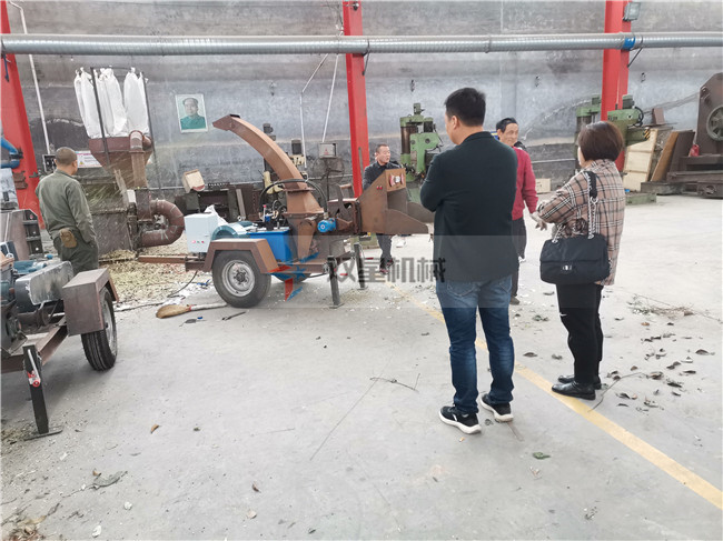 移动式园林树枝粉碎机客户现场参观试机