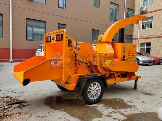 废弃园林垃圾堆积树枝粉碎机可以被树枝粉碎机处理