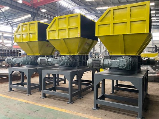 塑料撕碎机帮助树枝粉碎机厂家解决白色污染问题